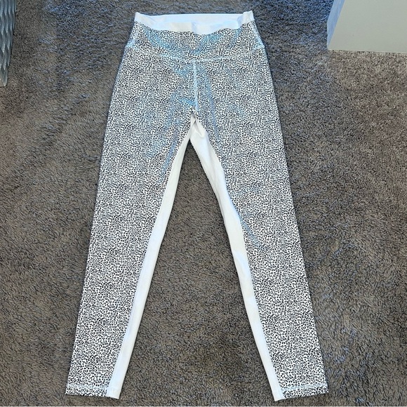 Allfenix size Medium Women's White and Black Patterned Leggings - Picture 2 of 6